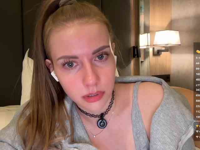 VikkiExtraCheese's chat room