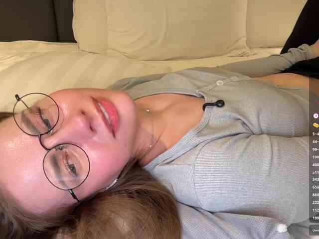 VikkiExtraCheese's chat room