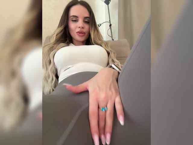 LedyMiya's chat room