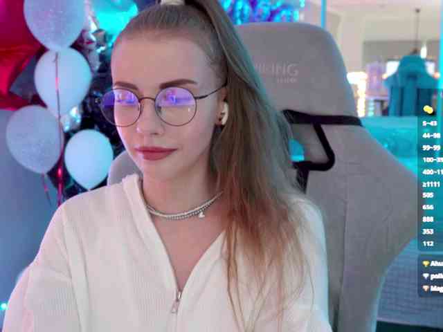 VikkiExtraCheese's chat room
