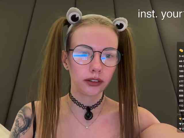 VikkiExtraCheese's chat room