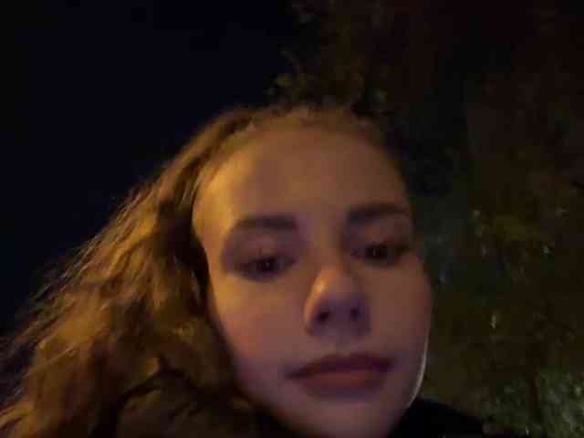 VikkiExtraCheese's chat room