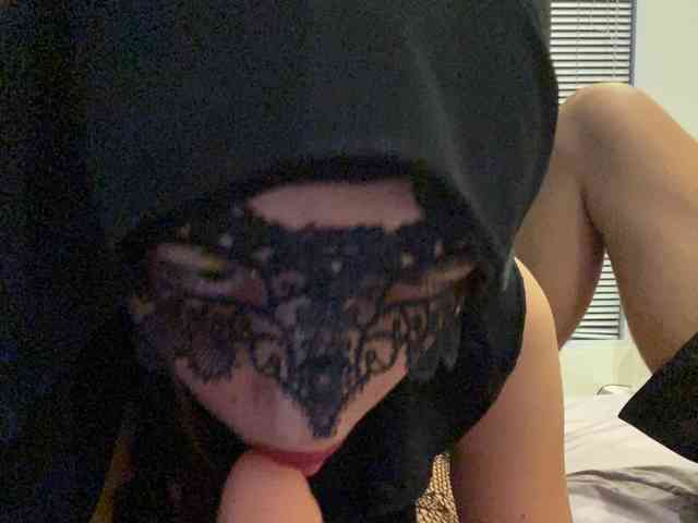 hiddenCrazySlut's chat room