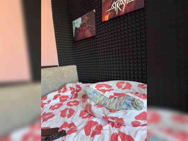 StrawberryGirl-'s chat room