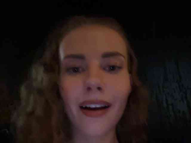 VikkiExtraCheese's chat room
