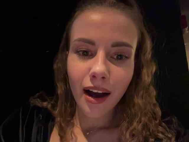 VikkiExtraCheese's chat room