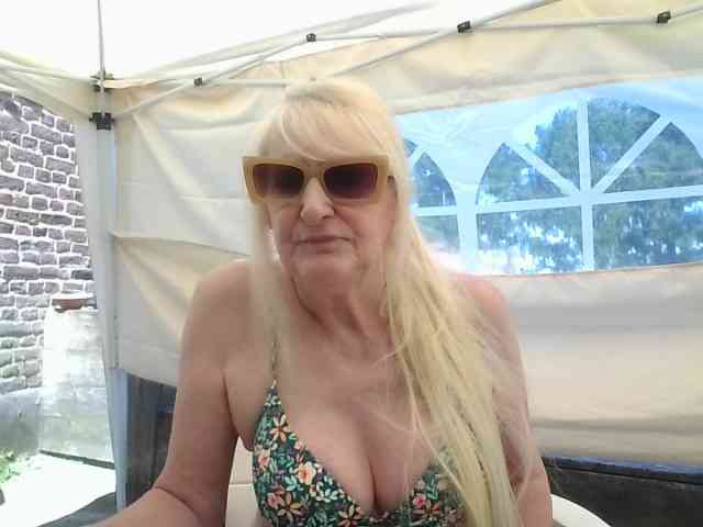 BlondMilfTascha's chat room