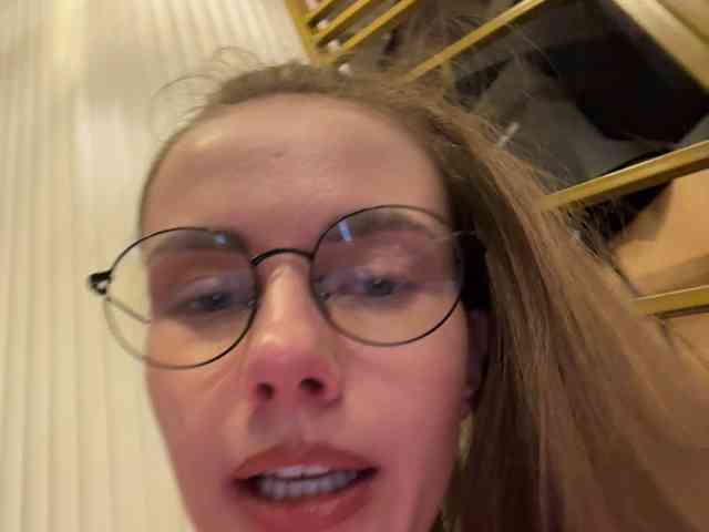 VikkiExtraCheese's chat room