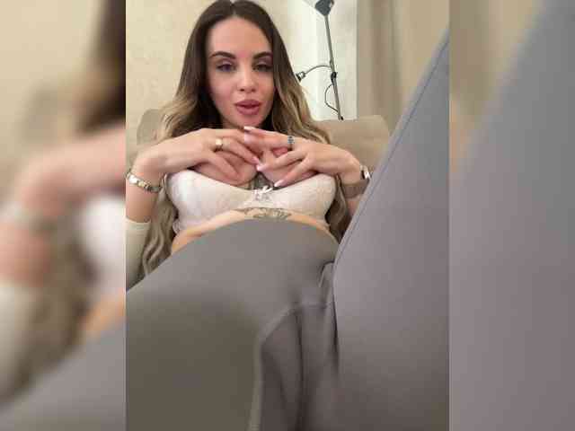 LedyMiya's chat room