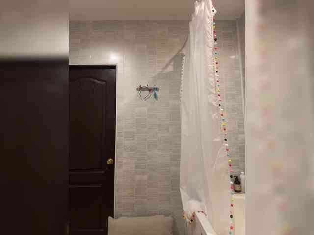 LittleDelora's chat room