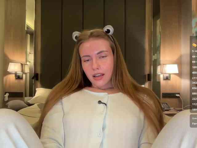 VikkiExtraCheese's chat room