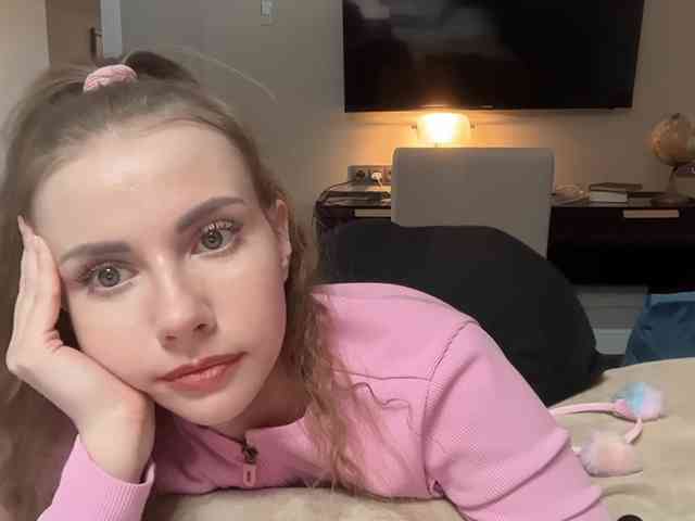 VikkiExtraCheese's chat room