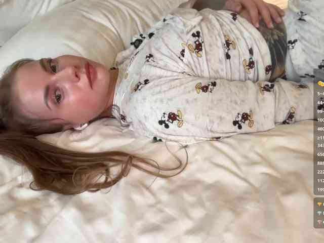 VikkiExtraCheese's chat room