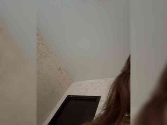 LittleDelora's chat room