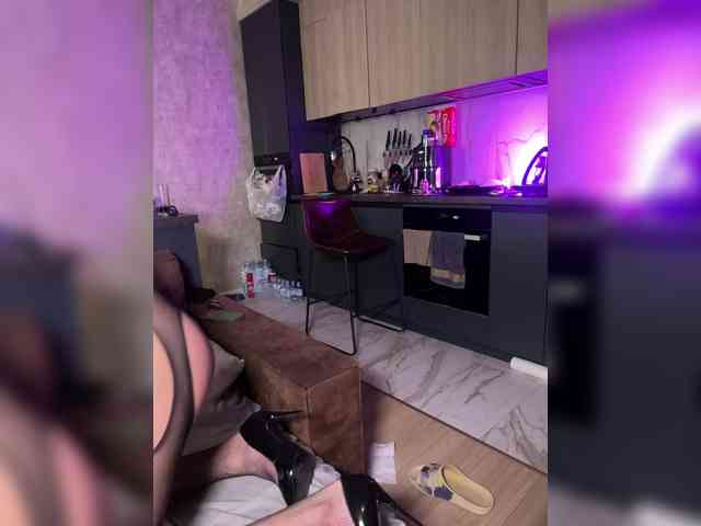 NickiMaldini's chat room