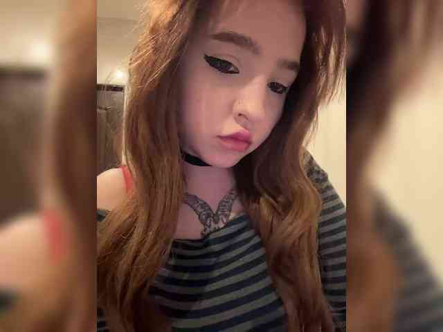 LittleDelora's chat room