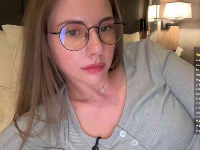 VikkiExtraCheese's chat room