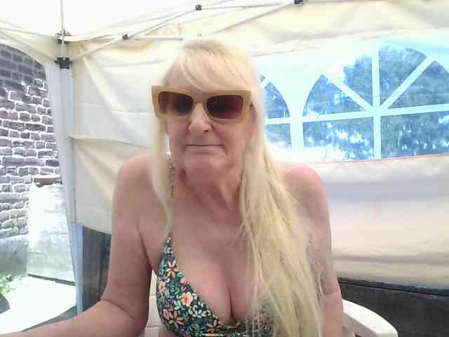 BlondMilfTascha's chat room