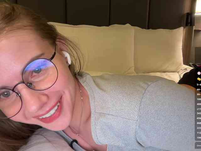 VikkiExtraCheese's chat room