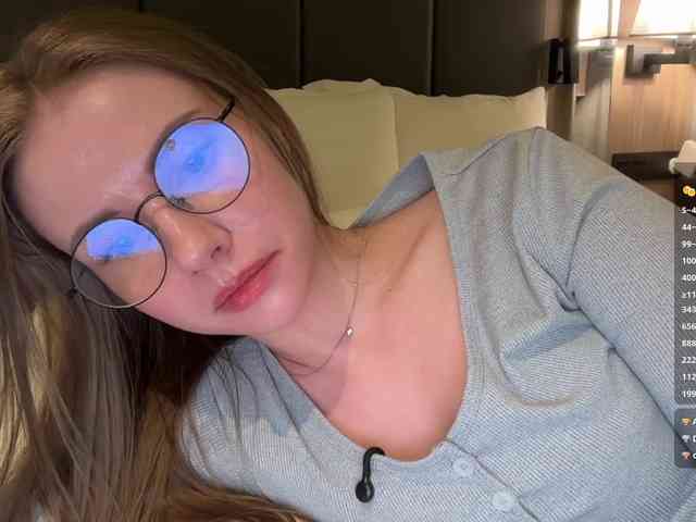 VikkiExtraCheese's chat room