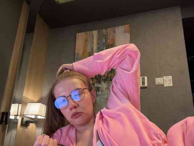 VikkiExtraCheese's chat room