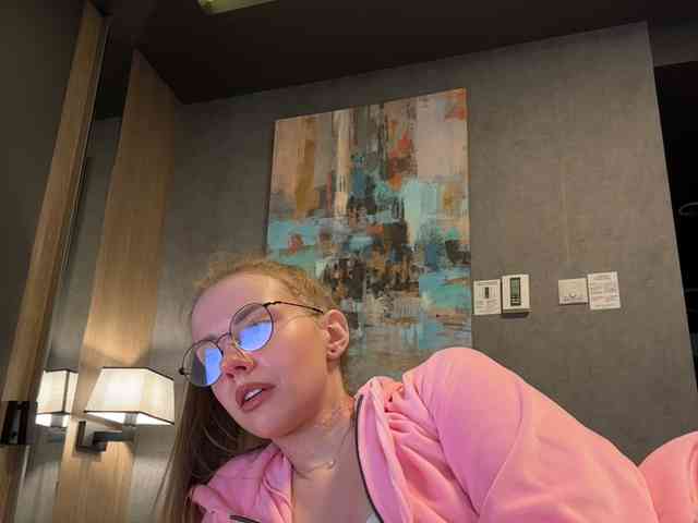 VikkiExtraCheese's chat room