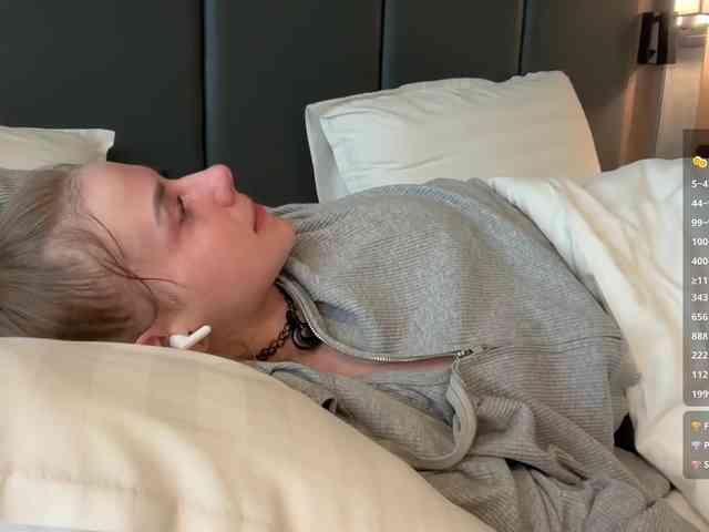 VikkiExtraCheese's chat room