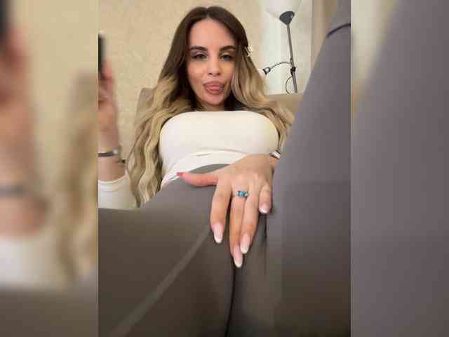 LedyMiya's chat room