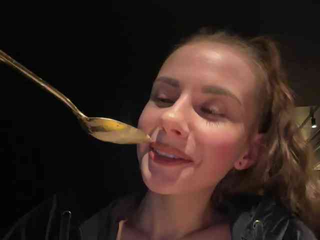 VikkiExtraCheese's chat room