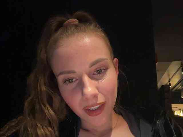 VikkiExtraCheese's chat room