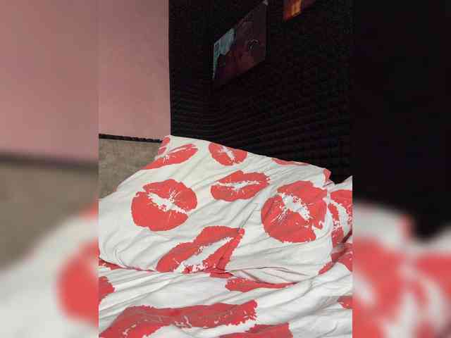StrawberryGirl-'s chat room