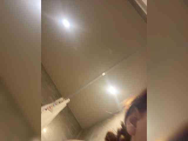 LittleDelora's chat room