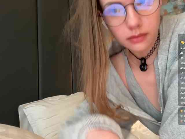 VikkiExtraCheese's chat room