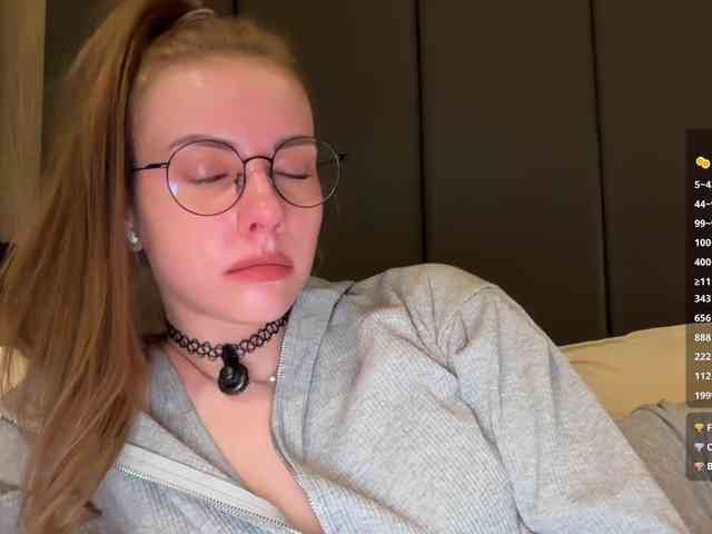 VikkiExtraCheese's chat room