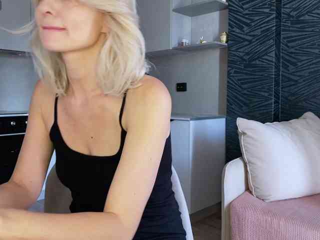 -Molly-'s chat room