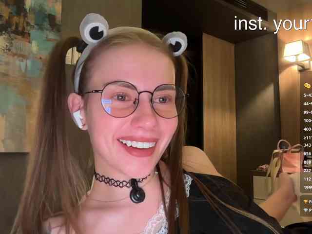 VikkiExtraCheese's chat room