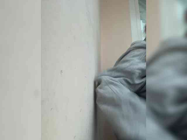 LittleDelora's chat room