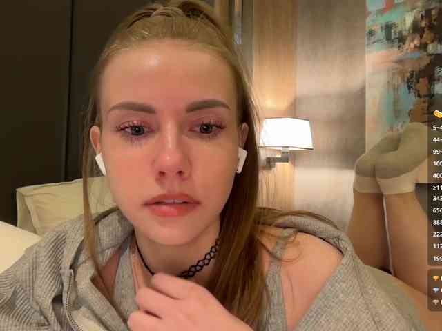 VikkiExtraCheese's chat room