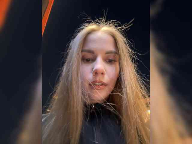 VikkiExtraCheese's chat room