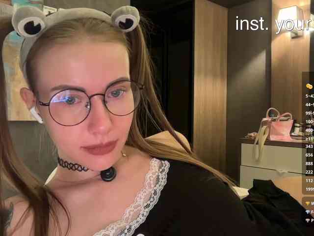 VikkiExtraCheese's chat room