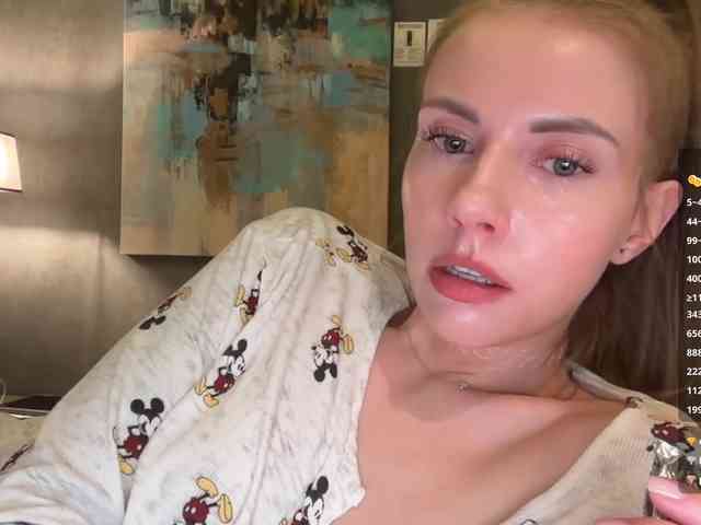 VikkiExtraCheese's chat room