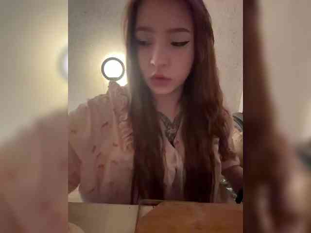 LittleDilara's chat room