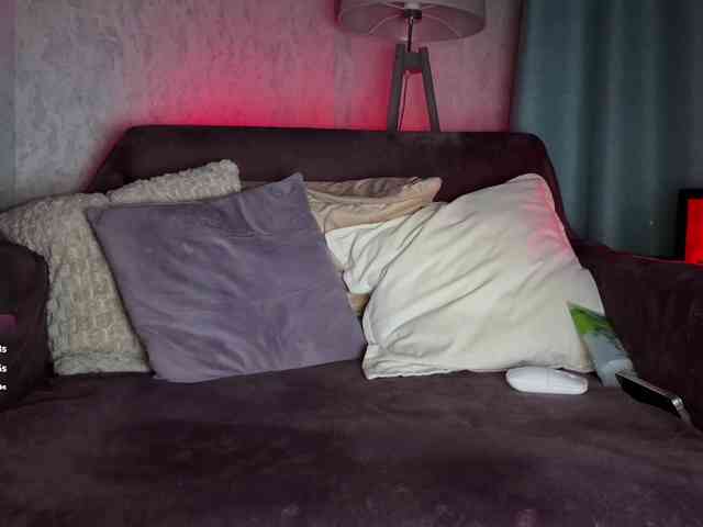 PinkFoxya's chat room