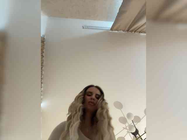 LedyMiya's chat room