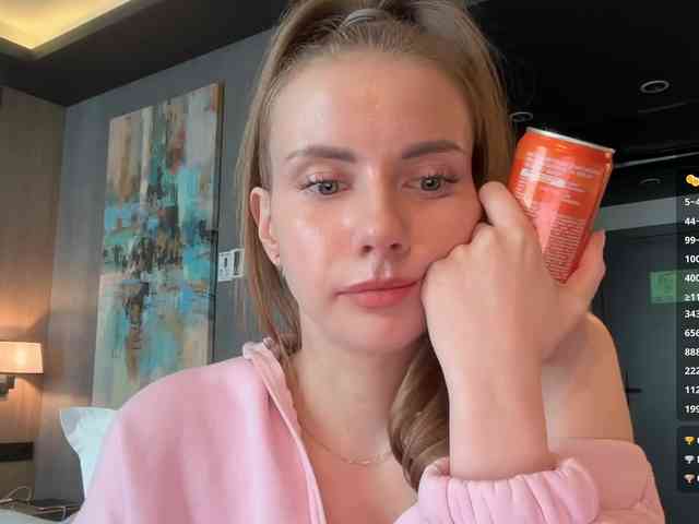 VikkiExtraCheese's chat room