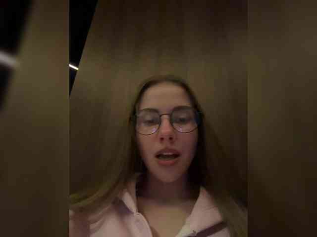 VikkiExtraCheese's chat room