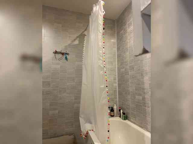 LittleDelora's chat room