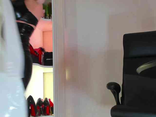 Femdomheels's chat room
