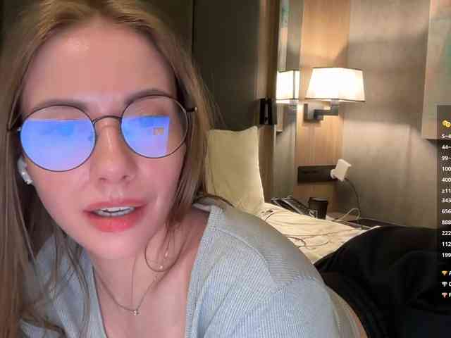 VikkiExtraCheese's chat room