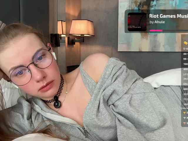 VikkiExtraCheese's chat room